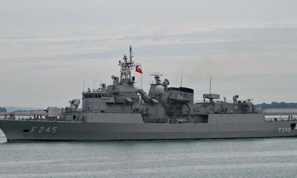 Συνεχίζει η τουρκική φρεγάτα να παρακολουθεί το γαλλικό ερευνητικό σκάφος